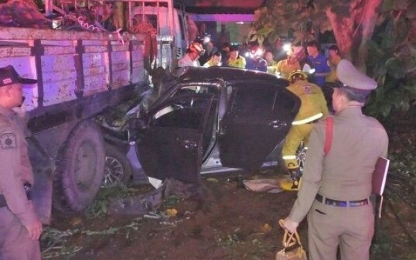 Nach einer verfolgungsjagd mit hoher geschwindigkeit verunglueckt eine limousine in sakon nakhon