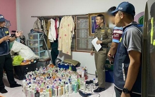 Polizei von nonthaburi zerschlaegt einen ring von gefaelschtem shampoo das fuer 100 baht verkauft