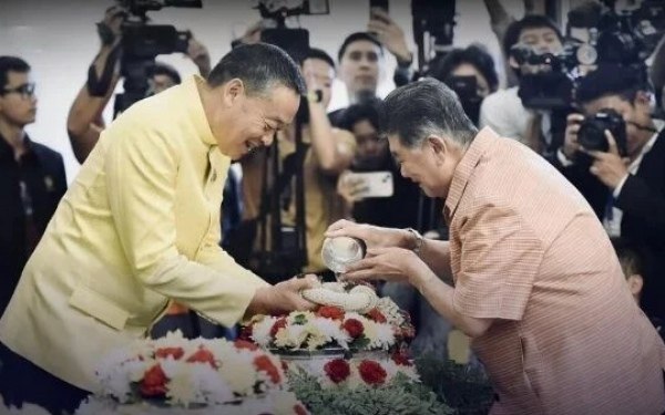 Premierminister srettha segnet das songkran fest im regierungsgebaeude