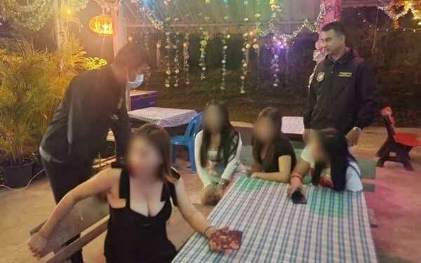 Razzia in karaoke bar khon kaen 10 arbeiter wegen betriebes ohne genehmigung verhaftet