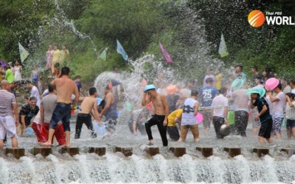 Tat arbeitet an details der verlaengerten songkran feierlichkeiten