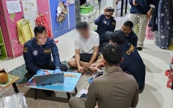 Thailaendischer bankbeamter wegen verkauf von kundendaten in nonthaburi festgenommen