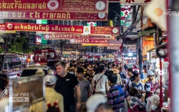 Touristen stroemen nach chinatown und phuket um das chinesische neujahrsfest zu feiern