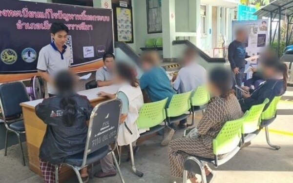 Ueberforderte geschaeftsfrau meldet sich fuer das schuldenerlassprogramm der thailaendischen