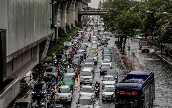 Weitverbreitete ueberschwemmungen und verkehrsbehinderungen nach einem sommersturm in bangkok