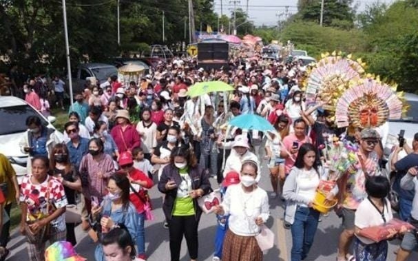 Kathin-Zeremonie im Wat Sawang Arom lockt Tausende an