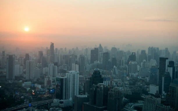 Bangkok bereitet sich auf temperaturrueckgang und staubverschmutzungsschwankungen vor