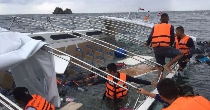 Touristisches Schnellboot kentert bei Bubu Island nahe der Insel Lipe in Satun