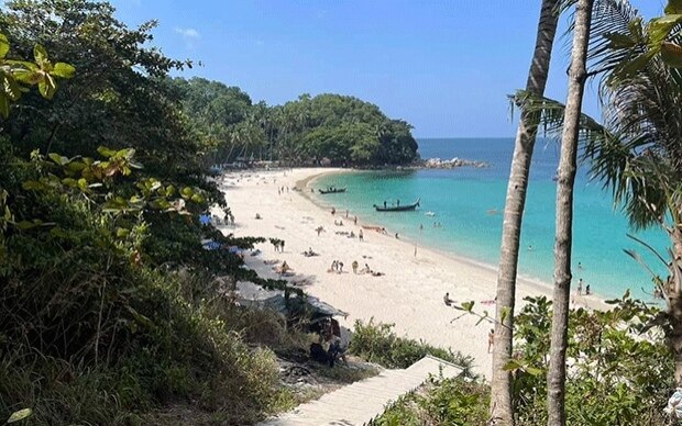 Alkohol und liegeverbot am versteckten strand von phuket