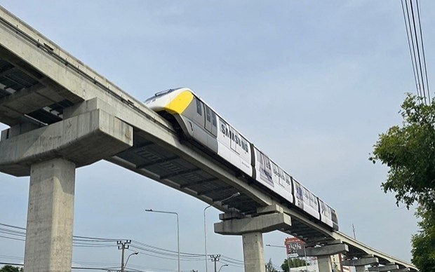 Gelber linienverkehr unterbrochen nachdem teile auf die strasse gefallen sind