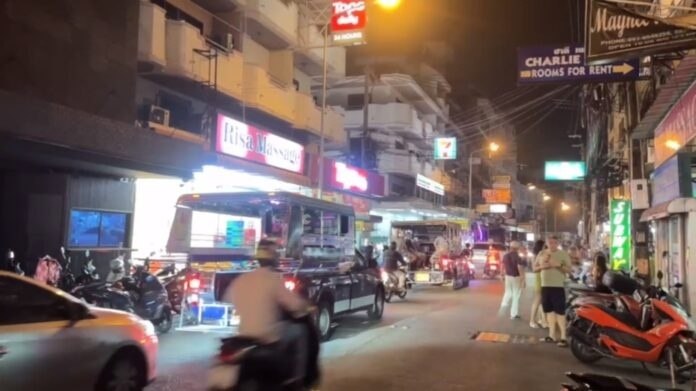 Soziale Medien in Aufruhr: Sicherheitsvorsorge für Passagiere in Pattaya dringend gefordert - Behinderter Ausländer stürzt aus Baht-Bus - Video