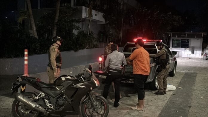 Aufruhr in Pattaya: Betrunkener Tourist mit Messer sorgt für Angst und bedroht Bewohner