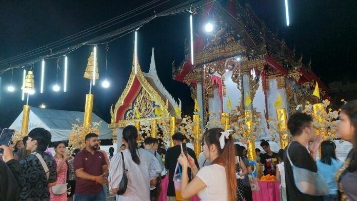 Pattaya: Heiliger Tempel strahlt vor Energie beim Asarnha Bucha Fest (Fotos)