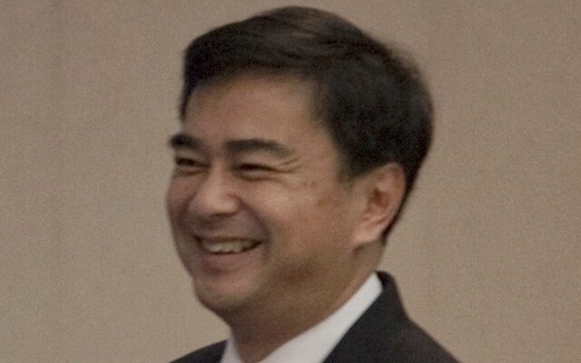 Abhisit prognostiziert dass paetongtarns amtszeit trotz herausforderungen lange anhalten wird