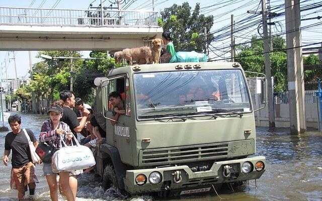 Hochwasseralarm in thailand premierministerin shinawatra kuendigt umfassende massnahmen zur