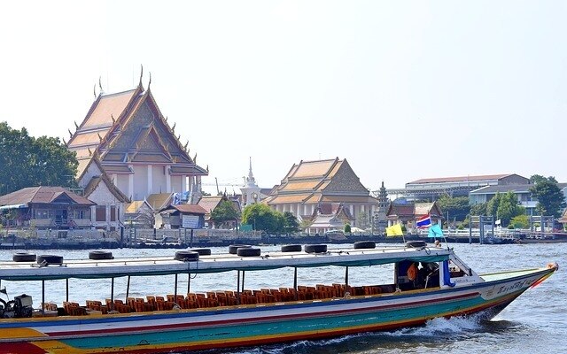 Katastrophe in bangkok touristenboot kollidiert mit marine faehre verletzte und chaos