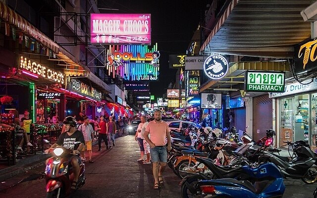 Schlaegerei in einer bar in pattaya deutscher peter w von betrunkener gruppe englaender brutal