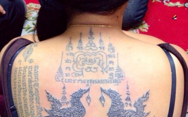 Tattoos im nachtleben thailands ein tieferer blick auf bedeutung und symbolik