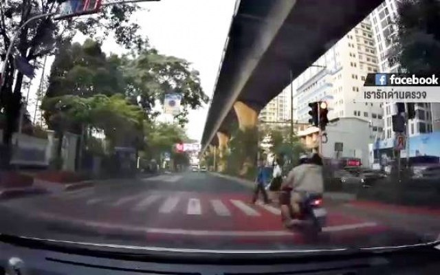 Unfassbarer unfall am zebrastreifen in bangkok wiederholung eines traurigen ereignisses auslaender