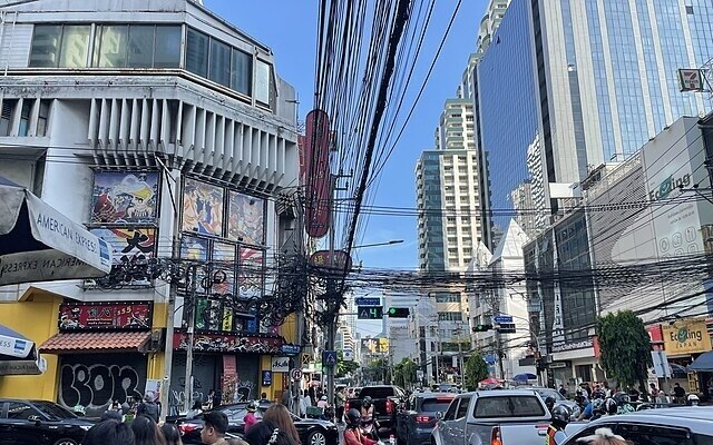 Unglaublicher trickdiebstahl deutscher tourist faellt auf betruegerischen charme in bangkok herein