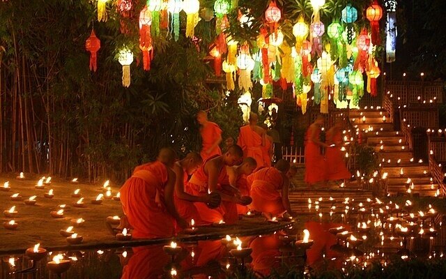 Erleben sie das faszinierende loy krathong fest ein lichtermeer in thailand