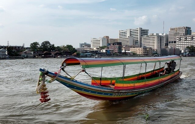 Katastrophe in Bangkok: Touristenboot kollidiert mit Marine-Fähre - Verletzte und Chaos