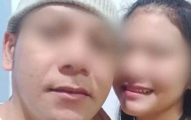 Thailaendischer moench tritt wegen selfie mit einer frau zurueck und in den fokus der