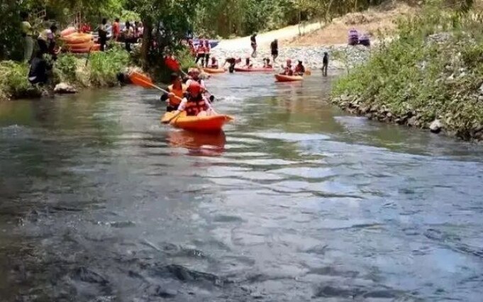 Der hitze trotzen touristen fuellten am wochenende ueber 40 verfuegbare resorts in phatthalung