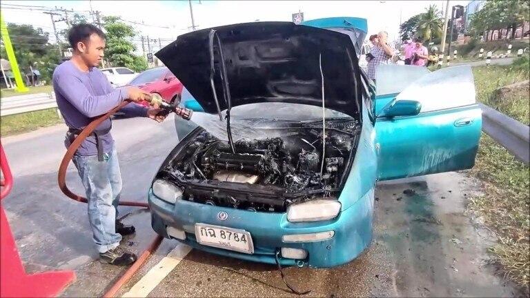 Auto eines deutschen Auswanderers gerät in Udon Thani auf mysteriöse Weise in Brand (Fotos)