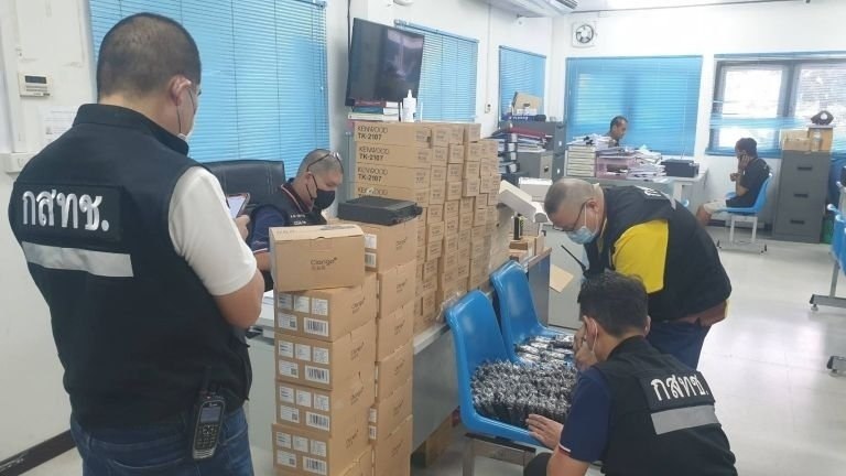 Händler von illegalen Funkkommunikationsgeräten und GPS-Trackern in Pattaya verhaftet (Fotos)