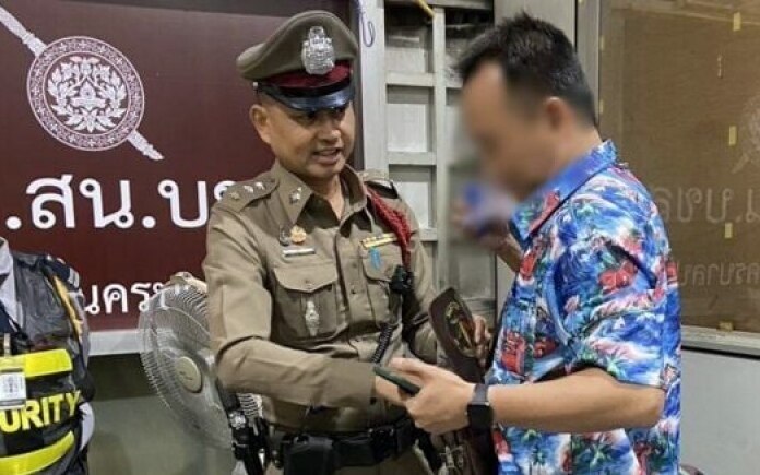 Festnahme in bangkok metalldetektor entdeckt die selbstgebaute waffe eines thailaenders