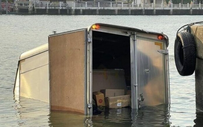 Lieferwagen mit paketen versinkt im chao phraya fluss ware verloren