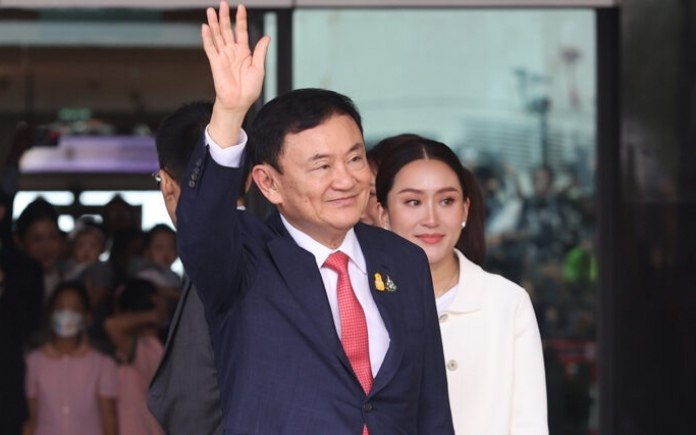 Thaksin shinawatra protest gegen vermeintliche bevorzugung des ex premiers waehrend seines