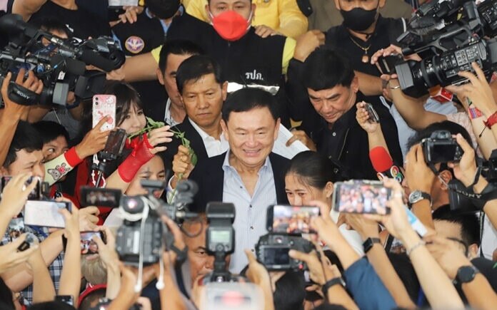 Thaksin shinawatra trotzt bombenangriffen ein unerwarteter empfang im tiefen sueden thailands