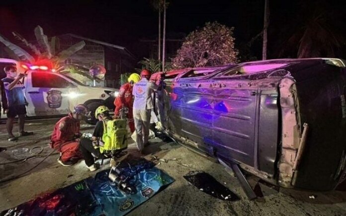 Toedlicher autounfall fordert das leben eines stadtangestellten in samut songkhram