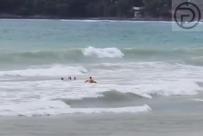 Inder und Russen ignorieren rote Badeverbots-Flaggen am Strand und werden vor den sicheren Tod gerettet (Fotos)