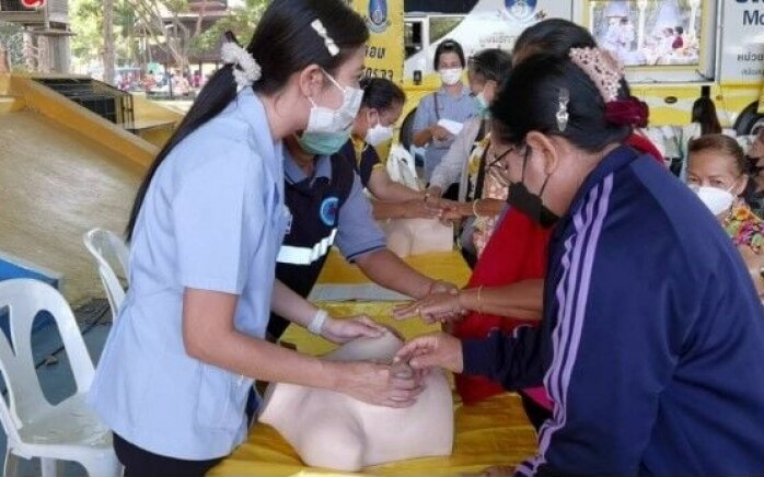 Pattaya frauen stehen schlange fuer brustkrebs screening in nong prue