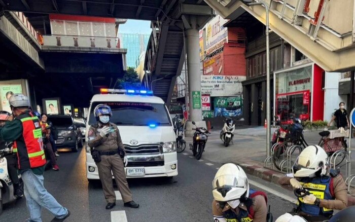 Schuetzen von klong toey sind mit gestohlenen motorraedern aus der stadt geflohen