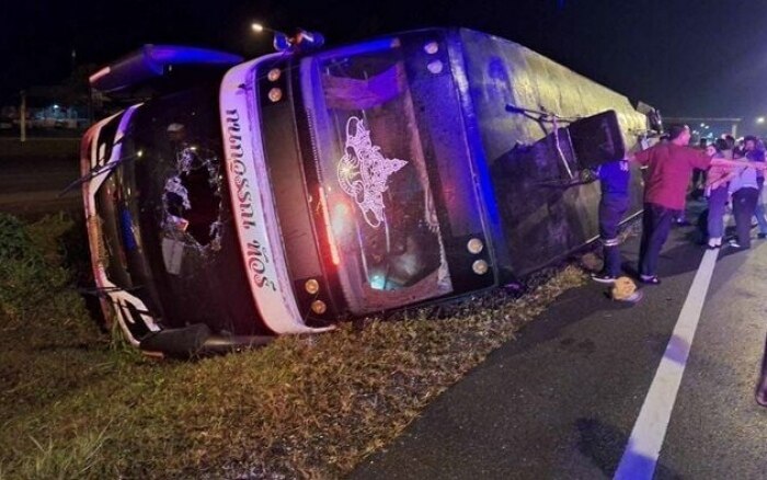 Tourbus unfall in thailand fuehrt zu schweren verletzungen