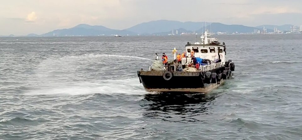 Behörden überwachen die Auswirkungen des Ölaustritts ins Meer in der Provinz Chonburi