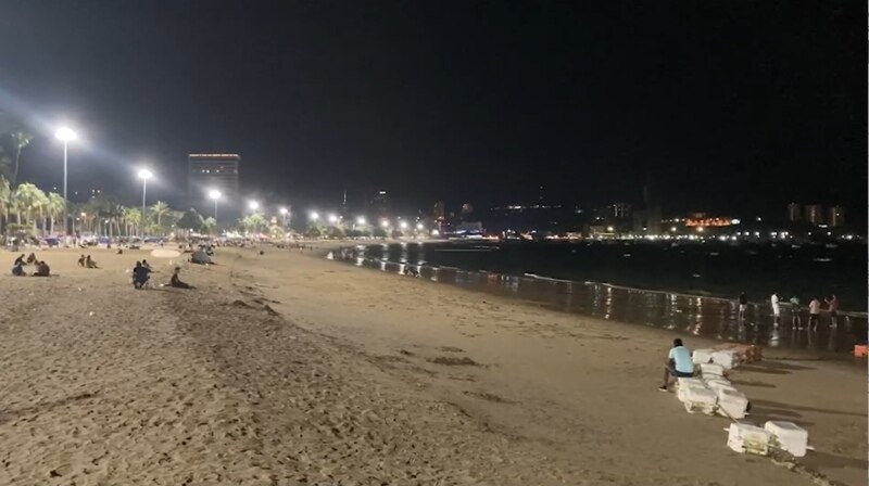 Unangebrachtes Verhalten am Pattaya Beach: Aufregung über indische Touristen beim öffentlichen Wasserlassen