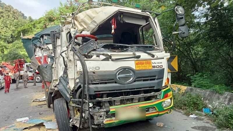 Schwerer Busunfall in Phrae: 10 Passagiere bei Kollision mit LKW schwer verletzt