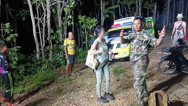 Zwei ausländische Touristen, die sich im Wald von Chiang Mai verirrt hatten, unversehrt aufgefunden