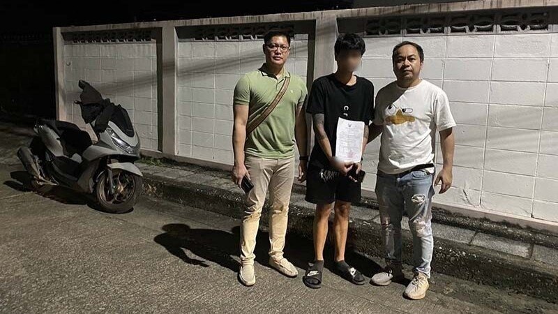 Zwei thailändische Männer in Bangkok verhaftet: Bewaffneter Raubüberfall auf chinesischen Touristen mit Steakmesser