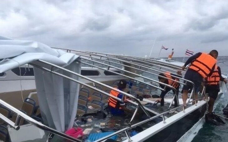 Touristisches schnellboot kentert bei bubu island nahe der insel lipe in satun