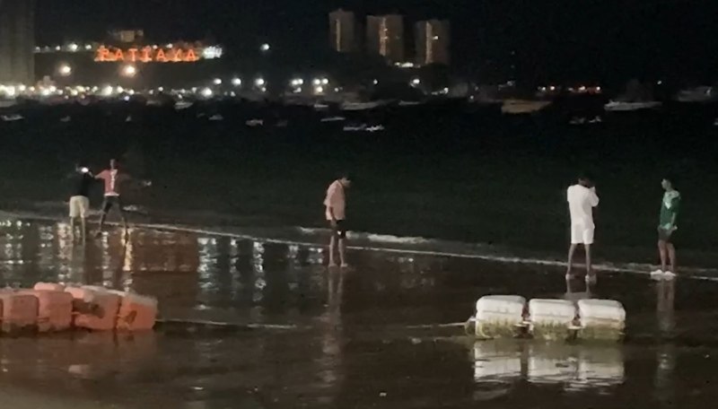 Unangebrachtes Verhalten am Pattaya Beach: Aufregung über indische Touristen beim öffentlichen Wasserlassen