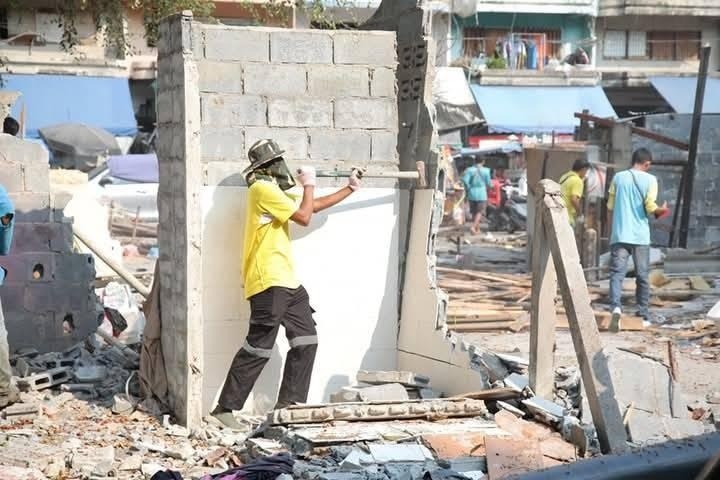 Beamte aus Pattaya zerstören illegale Bauten, um Drogen- und illegale Aktivitäten einzudämmen