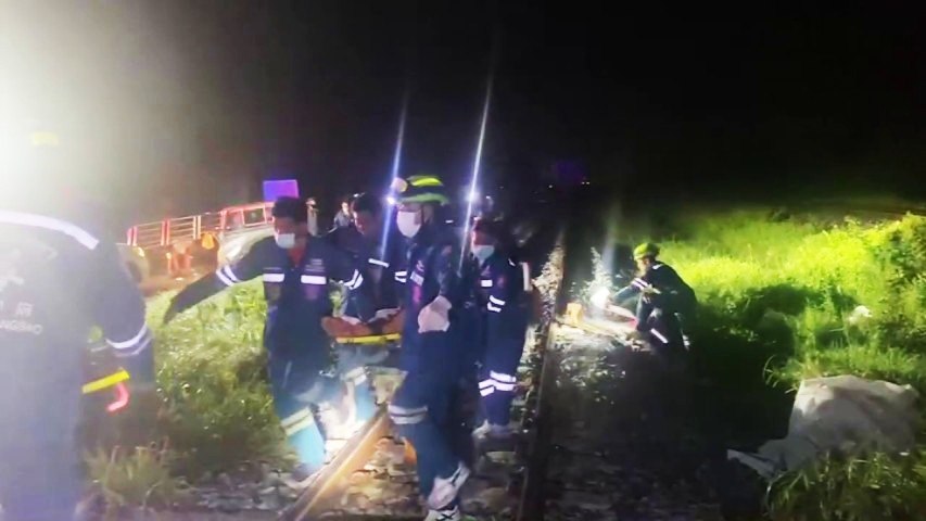 Güterzug kollidiert mit vollbeladenen Pickup an unbeschrankten Bahnübergang - 8 Tote, 4 Verletzte (Fotos)