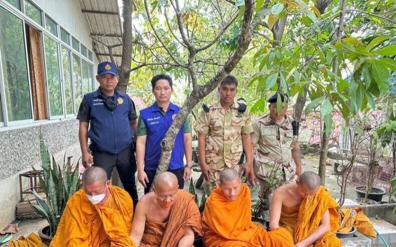 Chon buri vier kambodschanische maenner die sich als falsche moenche ausgeben in si racha