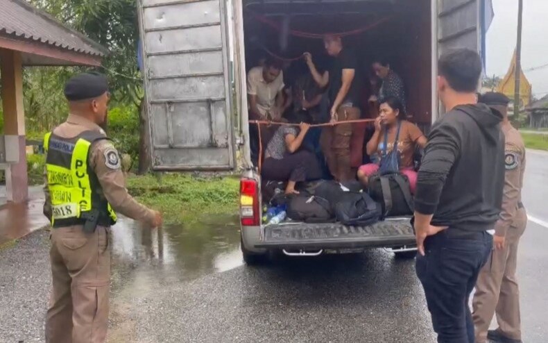 Eingepfercht auf pickup ladeflaeche 29 illegale migranten auf der suche nach arbeit in malaysia in